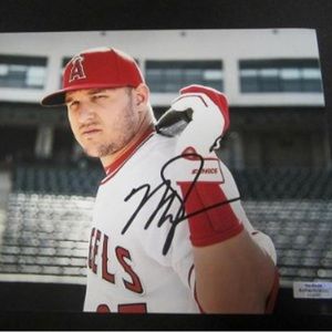 MIKE TROUT SIGNED 8X10 PHOTO W/
COA